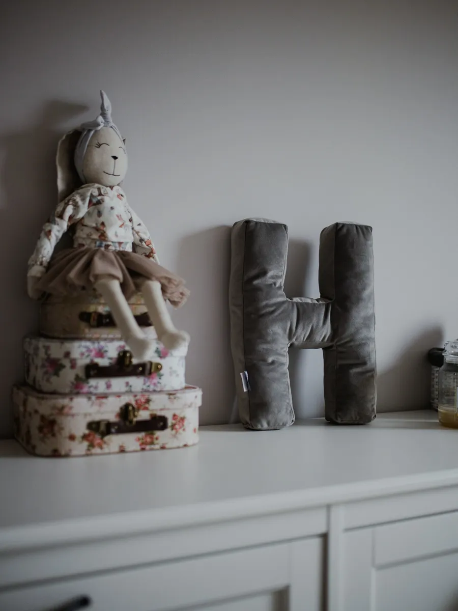 Coussin décoratif en forme de lettre ‘E’ de couleur vert foncé