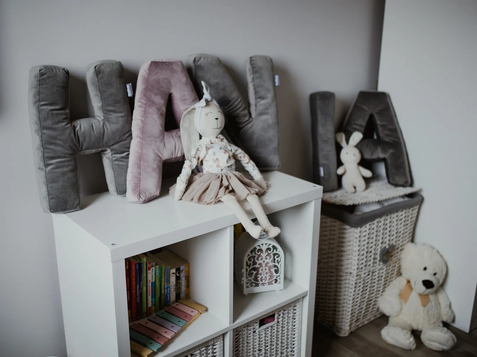 Coussin lettre décoratif en velours en forme de B de couleur vert foncé Coussin lettre décoratif en velours en forme de B de couleur vert foncé