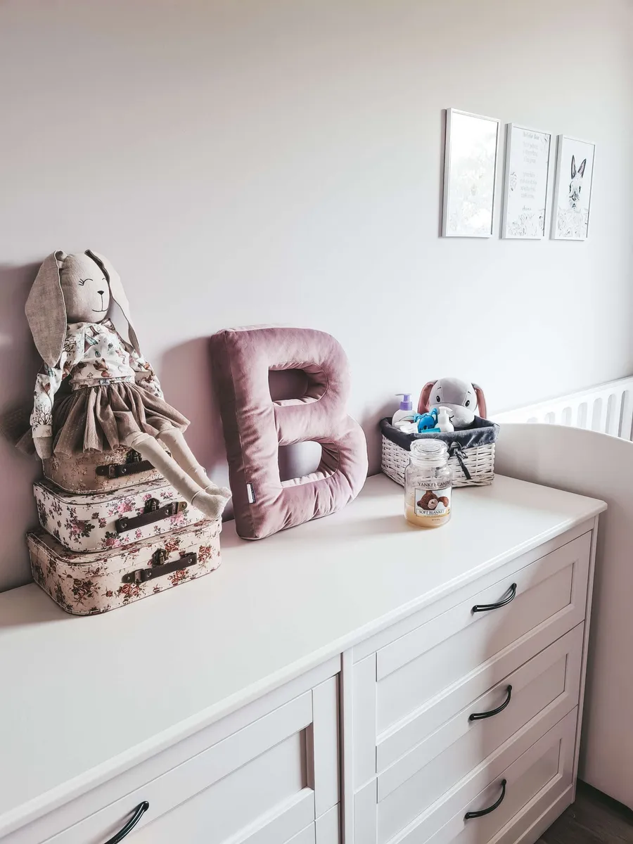 Coussin de lettre en velours décoratif en forme de B de couleur rose poudré